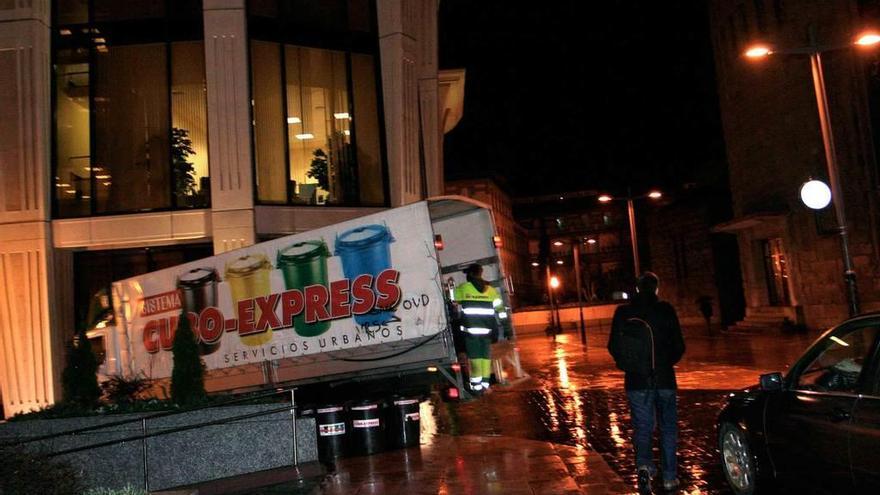 Un camión de Cubo Express en la plaza de la Gesta de Oviedo.