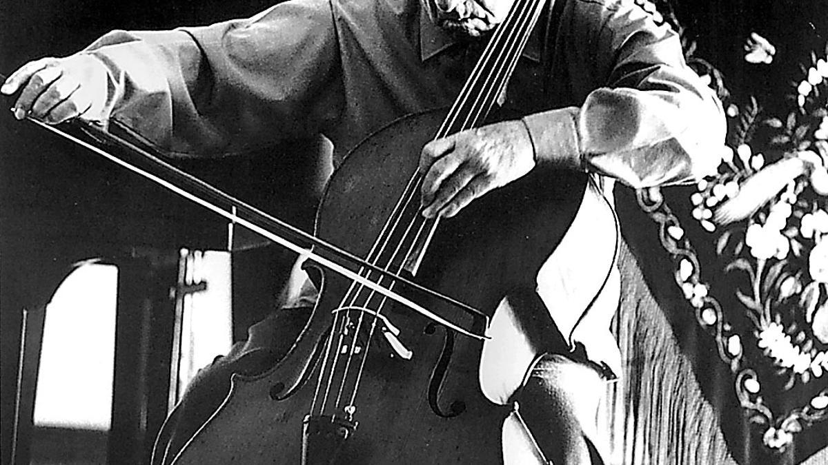 Pau Casals, tocando su inseparable violonchelo
