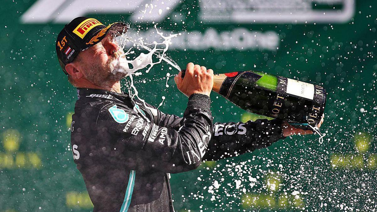 Valtteri Bottas, durante la ceremonia del podio.