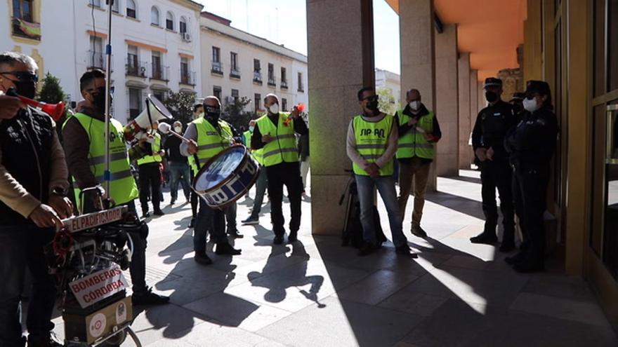 Protestas ante el pleno municipal