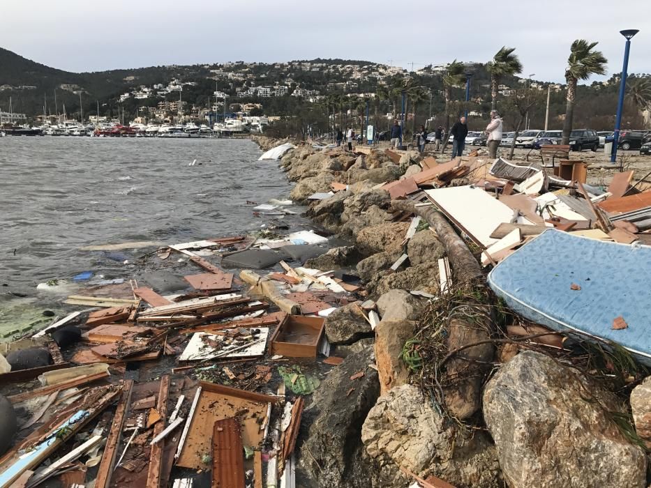 El vendaval destroza dos yates de lujo amarrados en el Port d'Andratx