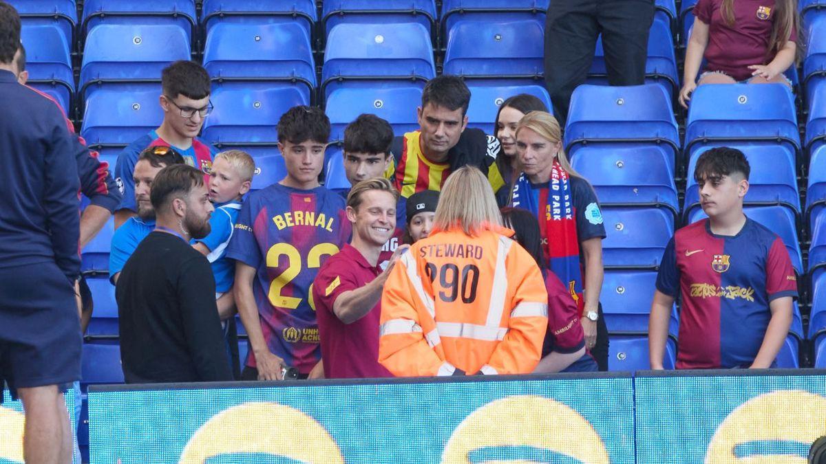 Frenkie de Jong se fotografía con aficionados en Birmingham