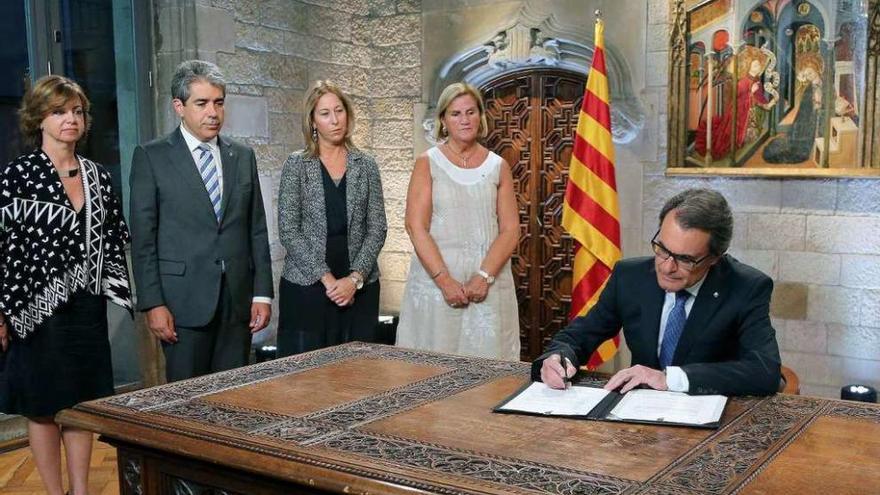 Artur Mas firma el decreto de convocatoria de las elecciones catalanas. // Efe