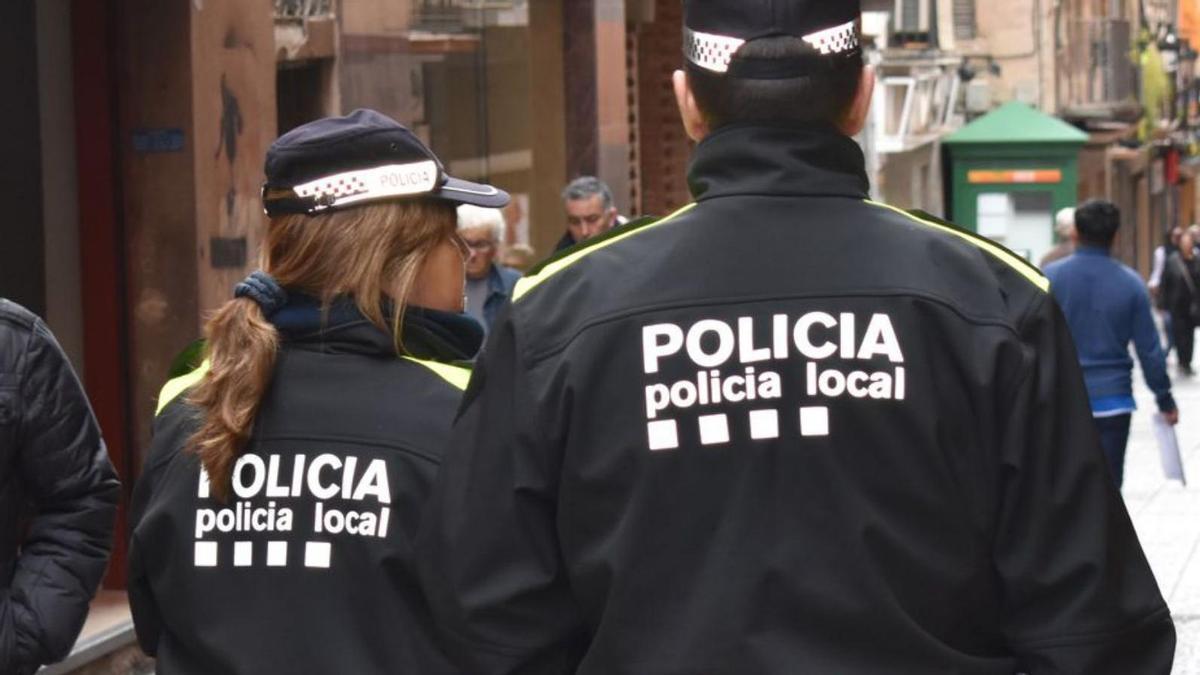 Dos agents fent patrullatge a Berga | ARXIU/ORIOL TRASSERRA