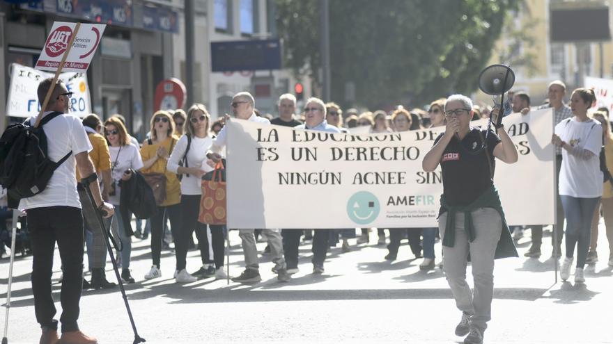 Un centenar de personas reclaman más auxiliares técnicos educativos en Murcia