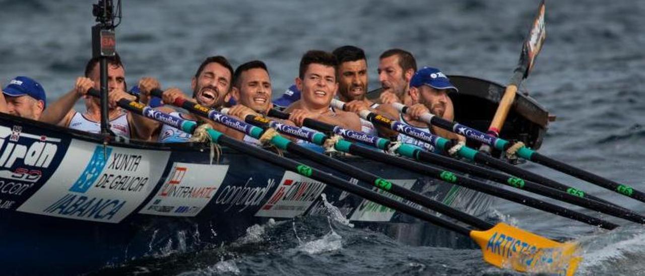 La trainera de la SD Tirán en el primer día de competición en la Bandeira da Coruña. |  // AITOR ARRIZABALAGA/EUSKO LABEL LIGA