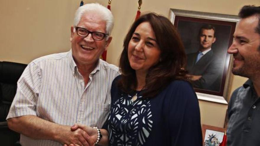 Juan Deltell, junto a la alcaldesa de Elda