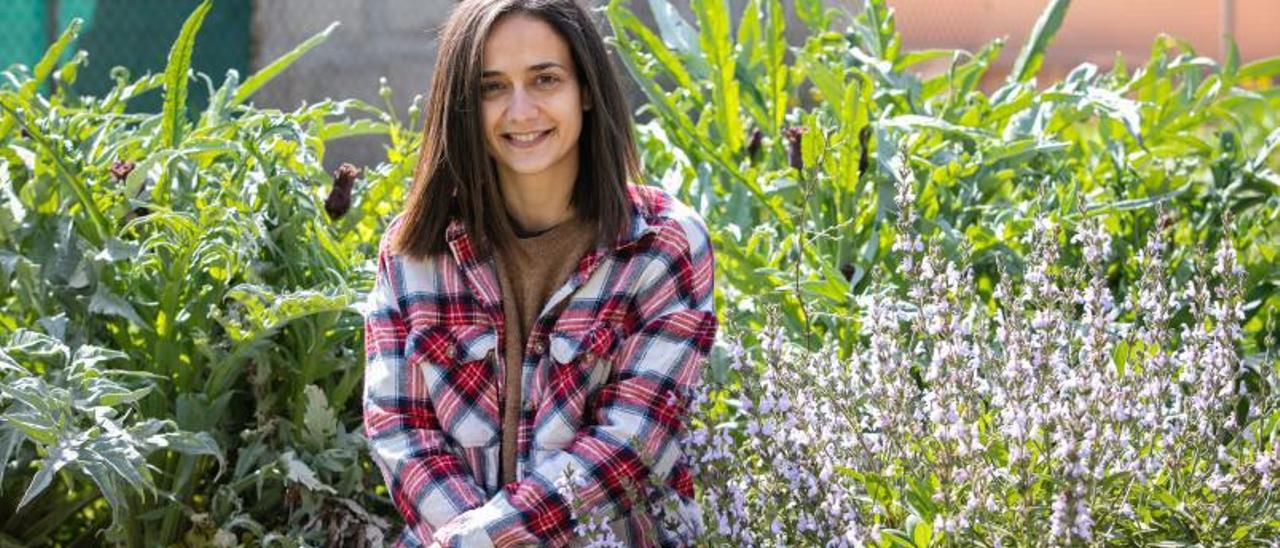 Marina Ribas, autora de ‘Recetas ketomediterráneas’, en su propio huerto.