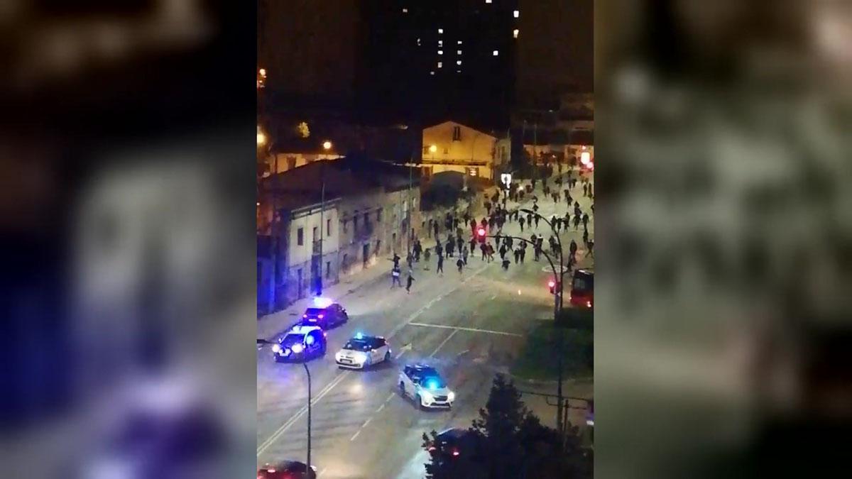 Manifestantes del barrio de El Gamonal (Burgos) se lanzan contra la policía durante las protestas contra el estado de alarma.