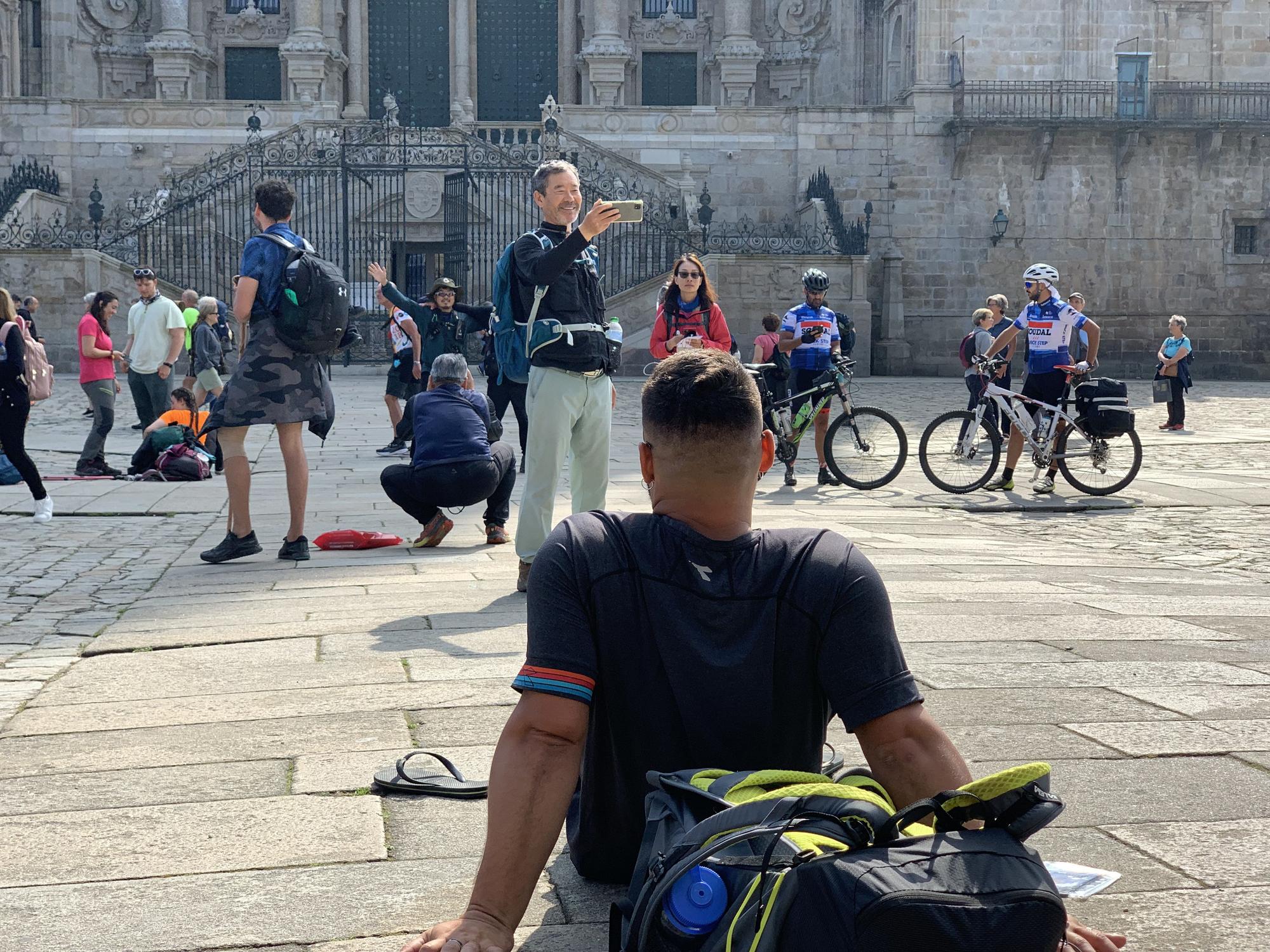 Peregrino descansando en la Praza do Obradoiro