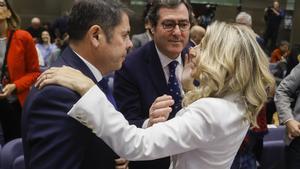 Yolanda Díaz, saluda al presidente del CEOE, Antonio Garamendi, y al presidente de la CEPYME, Gerardo Cuerva.