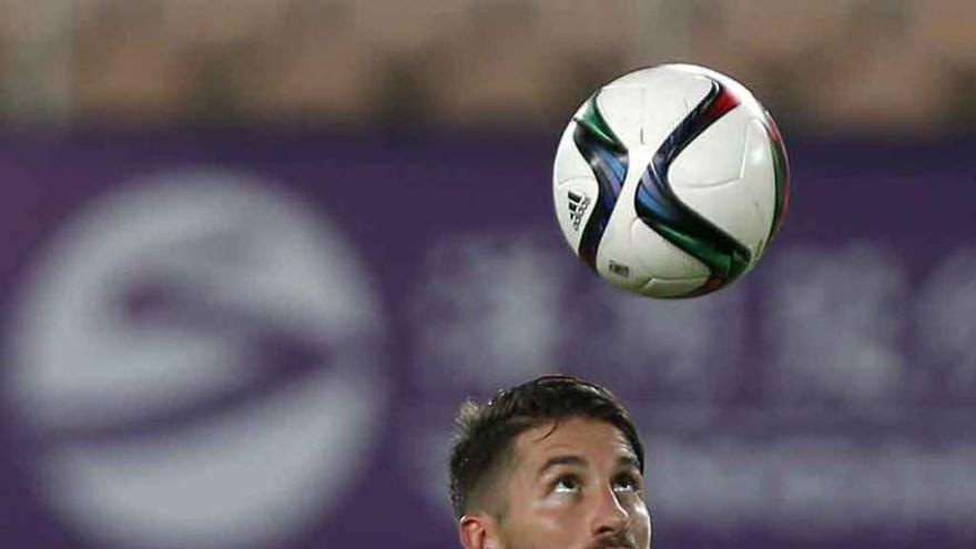 Sergio Ramos toca el balón en un entrenamiento en China.