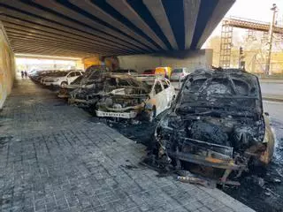 Queman seis coches bajo la Granvia de L'Hospitalet y Mossos lo investiga como "incendio provocado"