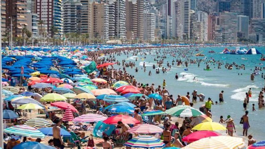 La playa de Levante de Benidorm, llena hasta los topes en una imagen del pasado verano.