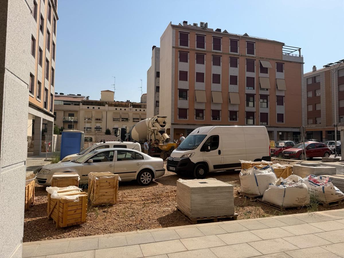 Escombros, residuos y falta de limpieza en la plaza Príncipe de la Paz.