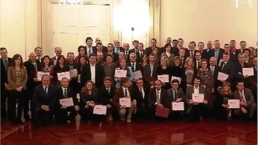 Els 77 representants municipals que van recollir el distintiu a Pedralbes.