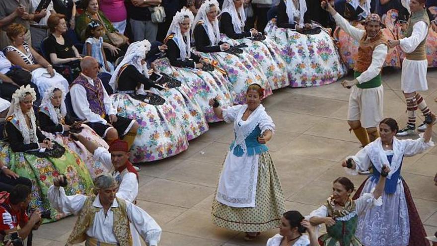 La dansá en torno a la Hoguera Oficial, una tradición recuperada