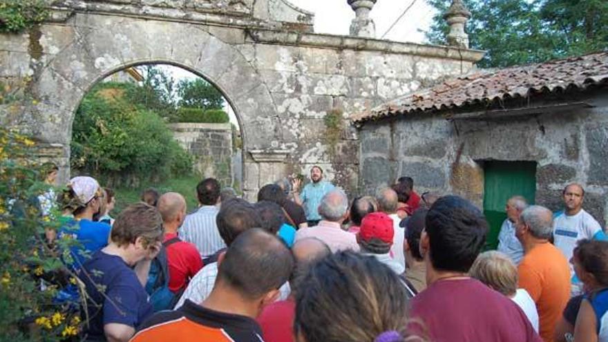 Participantes en el I Roteiro &quot;Coñecendo os pazos&quot;.  // C.S. /_E. G.