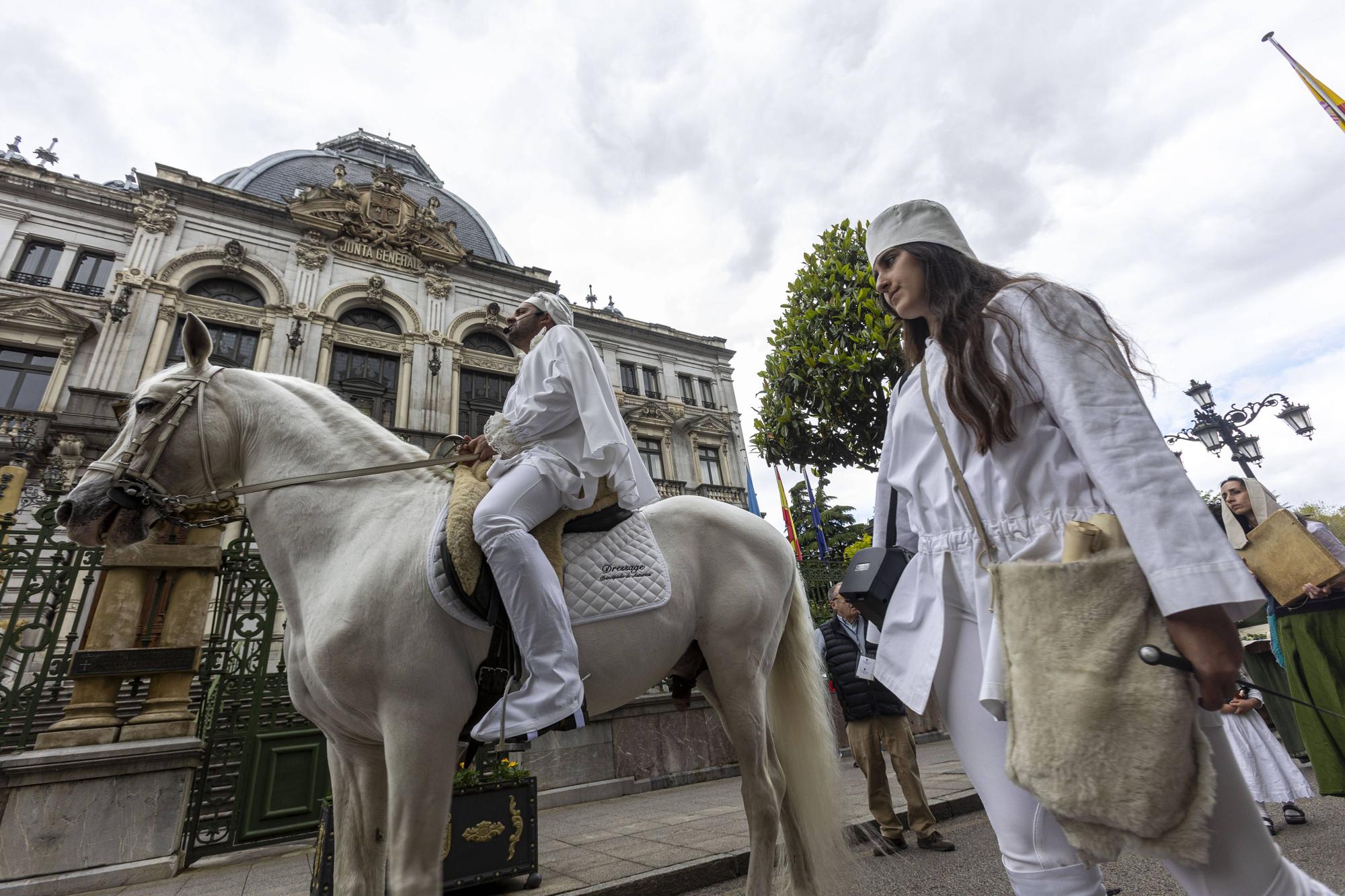 En imágenes | Cabalgata del Heraldo por las calles de Oviedo