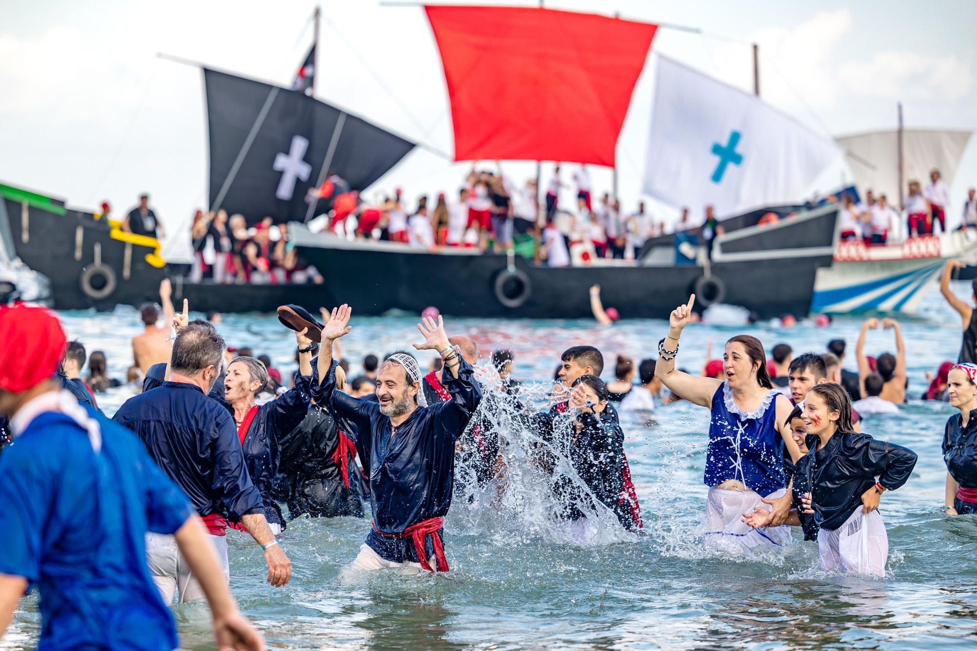 Fiestas de La Vila. Así ha sido el Alijo y la Embajada Contrabandista en la Playa.