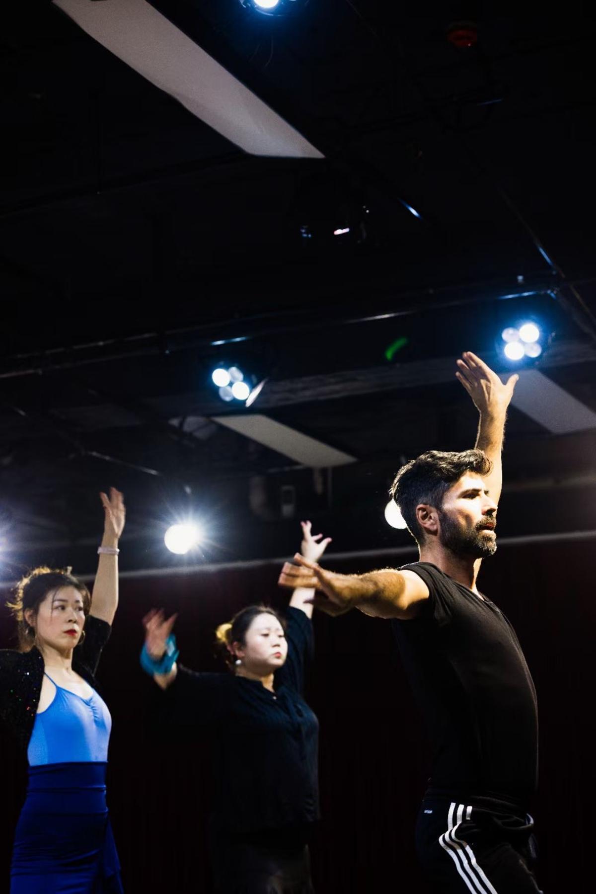 Santiago de Fuentes en sus entrenamientos junto a otras bailarinas.