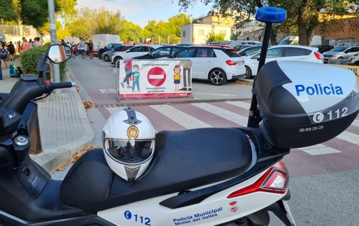 La Policia Municipal de Mollet realitza una campanya de control de l’ús del cinturó i el casc
