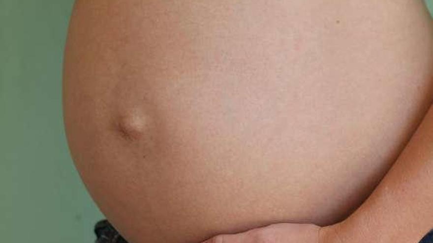 La barriga de una mujer embarazada.