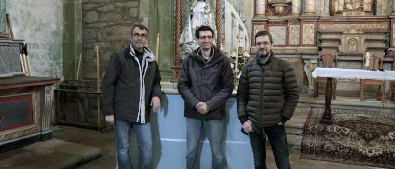 Los miembros de Producciones Trípode, junto a la imagen de la Virgen de Guadalupe.