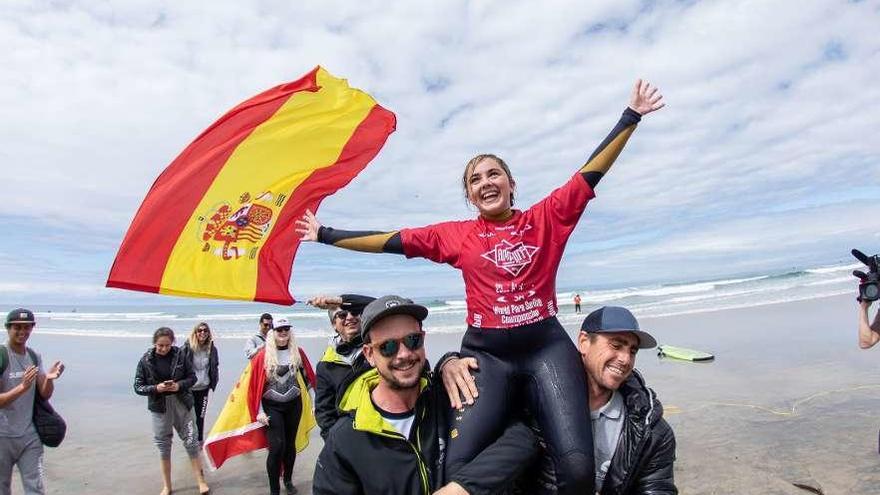 Carmen López, a hombros en la playa de La Joya tras proclamarse campeona del mundo.