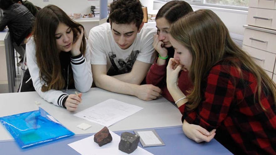 Entre las pruebas, el alumnado trata de identificar qué materiales conforman estas rocas. // J.Lores