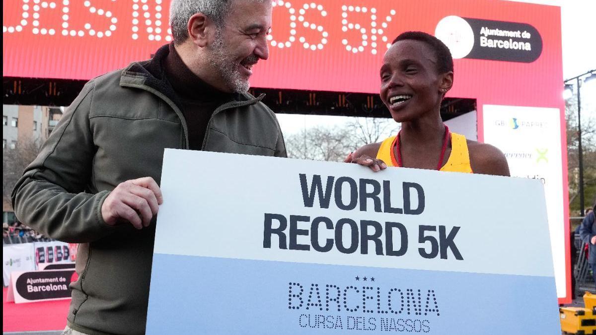 Beatrice Chebet celebra su récord del mundo en la Cursa dels Nassos de Barcelona