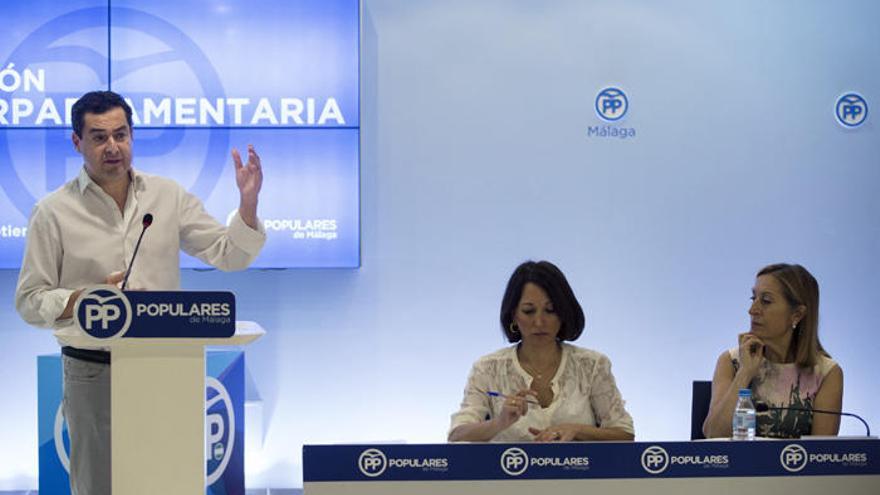 Juanma Moreno junto a Patricia Navarro y Ana Pastor durante su intervención en la reunión interparlamentaria provincial del PP de Málaga.