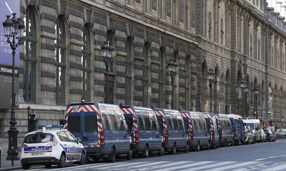 Atac a l'exterior del museu del Louvre