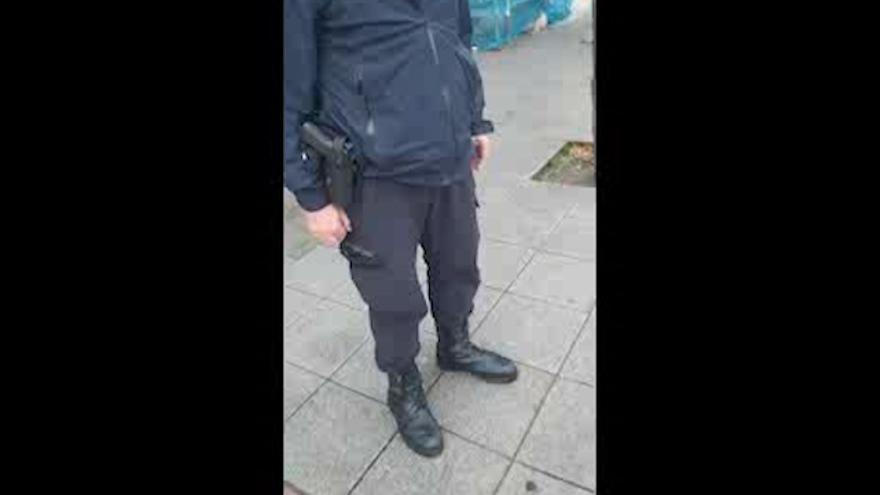 Un hombre que no llevaba mascarilla discute con la Policía Local en Galicia
