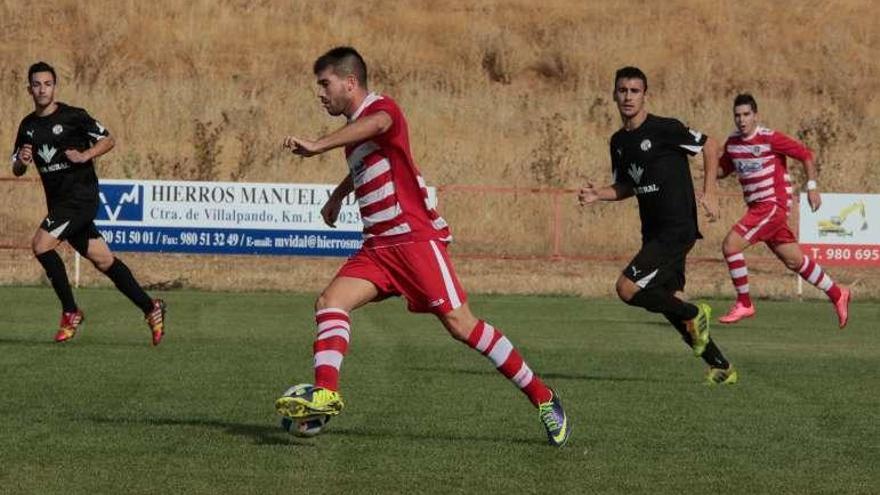 Un jugador de Fresno conduce el esférico.