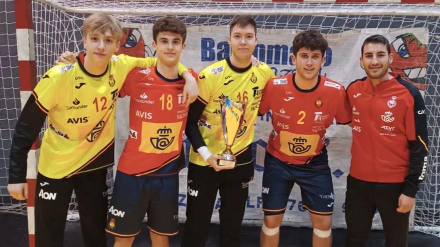 David Faílde (izqda.), junto a los gallegos de los Hispanos Promesas con el trofeo del Cuatro Naciones.