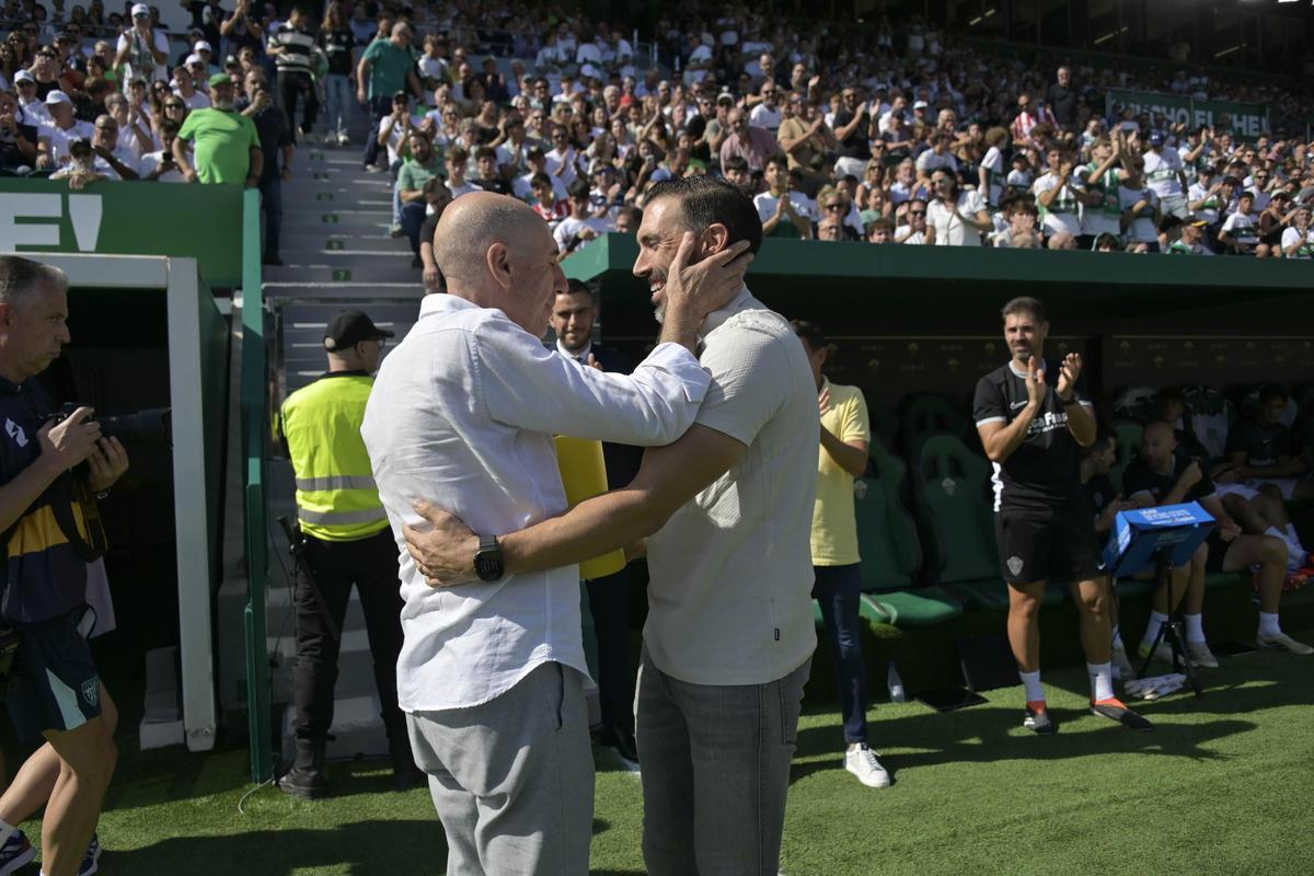 Sarabia, padre e hijo, se saludan con cariño en la previa del Elche-Athletic de la primera vuelta