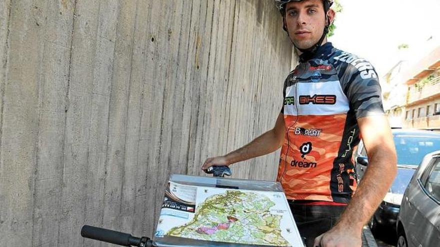 Marc López amb la seva bicicleta equipada amb un portamapes