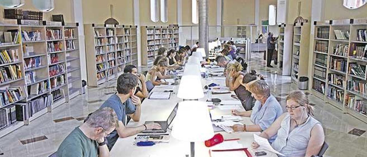 Jóvenes estudiando en una biblioteca de Palma.