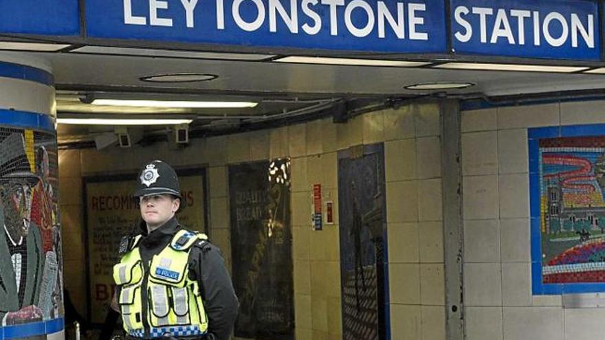 Un agent de la policia londinenca fa guàrdia a l&#039;estació afectada