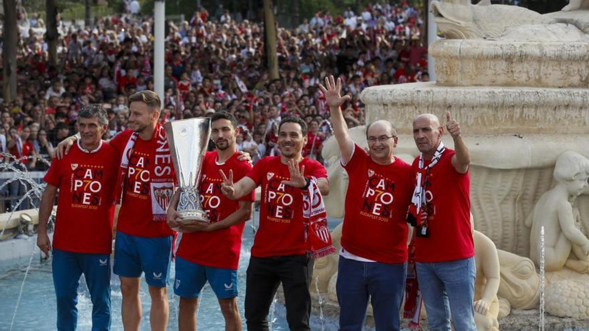 Monchi, primero por la derecha, se abraza con José Castro, presidente del Sevilla, en la celebración de la séptima Europa League.