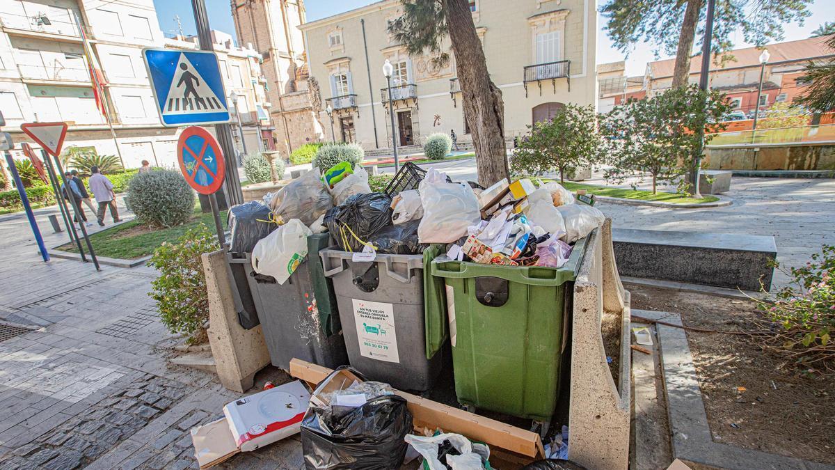 Basura acumulada frente al Ayuntamiento por la suspensión del servicio en 2023