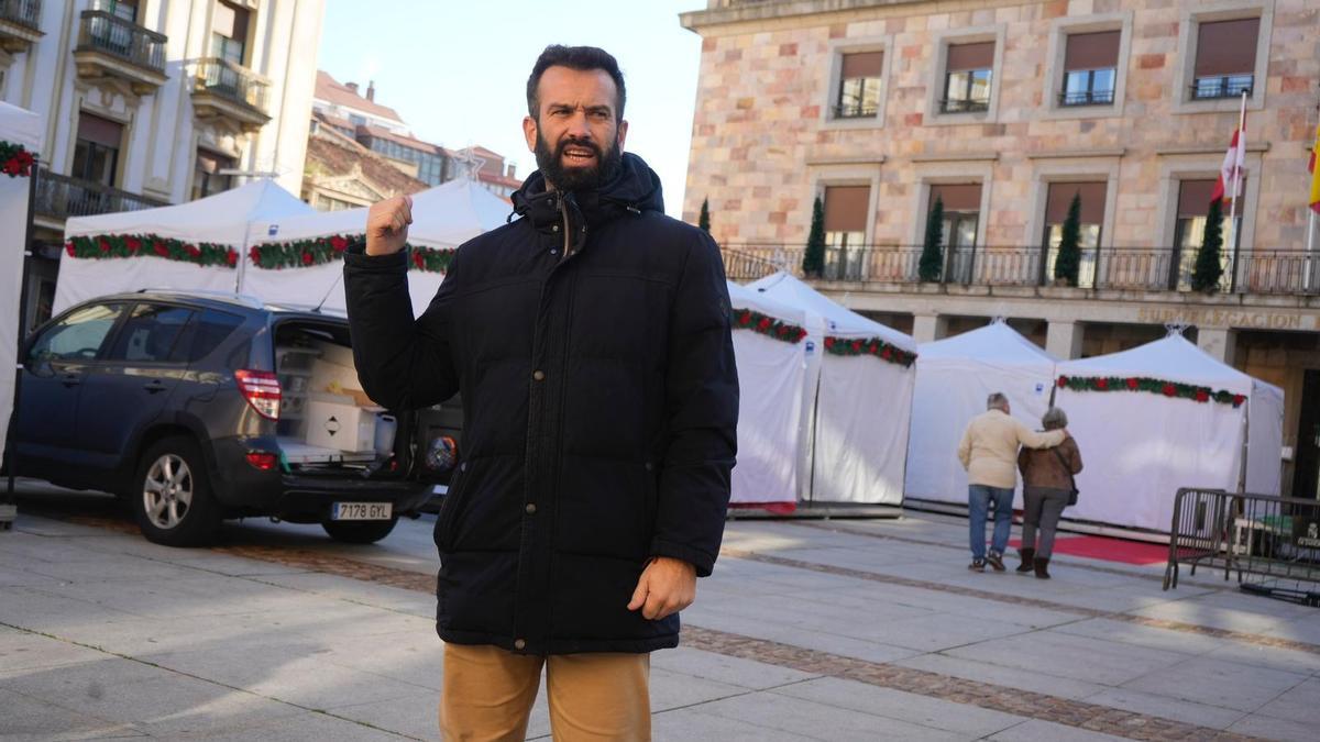 David Gago visita los preparativos del Mercado Navideño de Zamora antes de su inauguración