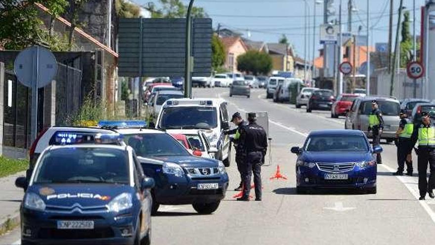 Control de la Policía en la avenida de Lugo. // Gustavo Santos