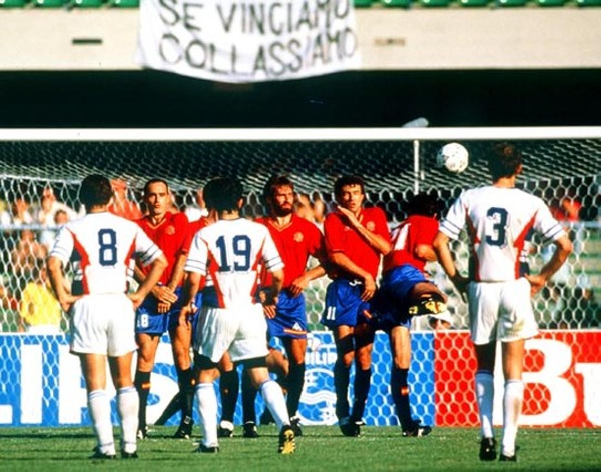 En 1990, España cae delante de Yugoslavia en los octavos del torneo disputado en Italia después de haberse clasificado como primera de grupo.