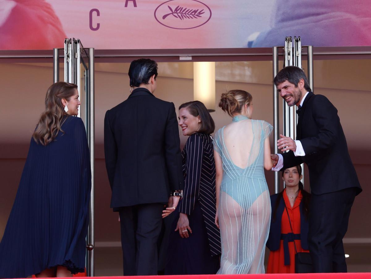 CANNES (Francia), 21/05/2025.- (2L-R) Sara Casasnovas, invitada, Llucia García, la directora Carla Simon, Mitch, María Zamora, José Ángel Egido y Tristan Ulloa asisten al estreno de Romeria durante el 78º Festival de Cine de Cannes, en Cannes, Francia, 21 de mayo de 2025. El festival de cine se celebrará del 13 al 24 de mayo de 2025. 