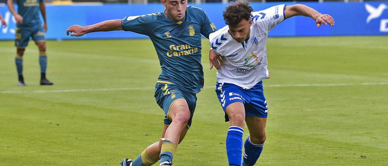 Alberto Moleiro González controla el esférico ante la presión de Ramsés, defensa del Tamaraceite, el pasado viernes, en el último amistoso de la pretemporada.