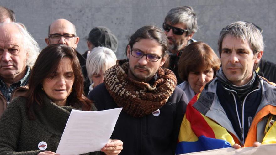 Sayes, al mig, en la concentració de davant dels jutjats de Puigcerdà en el seu suport