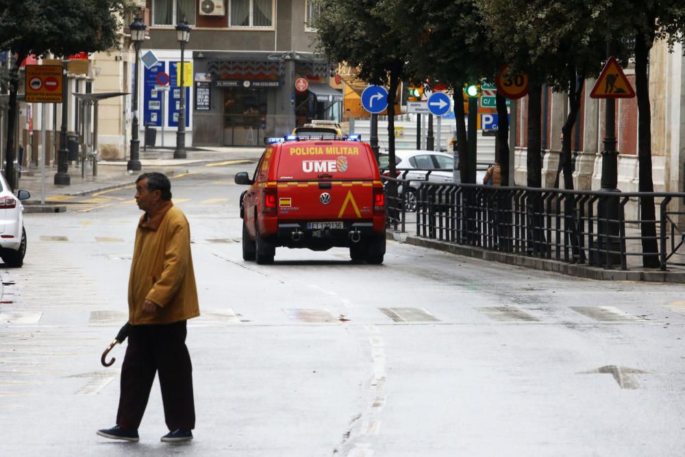 Pasan los días de confinamiento y la situación de la ciudad sigue siendo desértica. La siempre frecuentada calle Larios, la Alameda, principal vía de tráfico tanto privado como público del centro de la ciudad, y el bullicioso mercado de Atarazanas presentan durante el estado de alarma provocado por la pandemia de coronavirus una imagen inusual, acentuada por la persistente lluvia de esta semana.