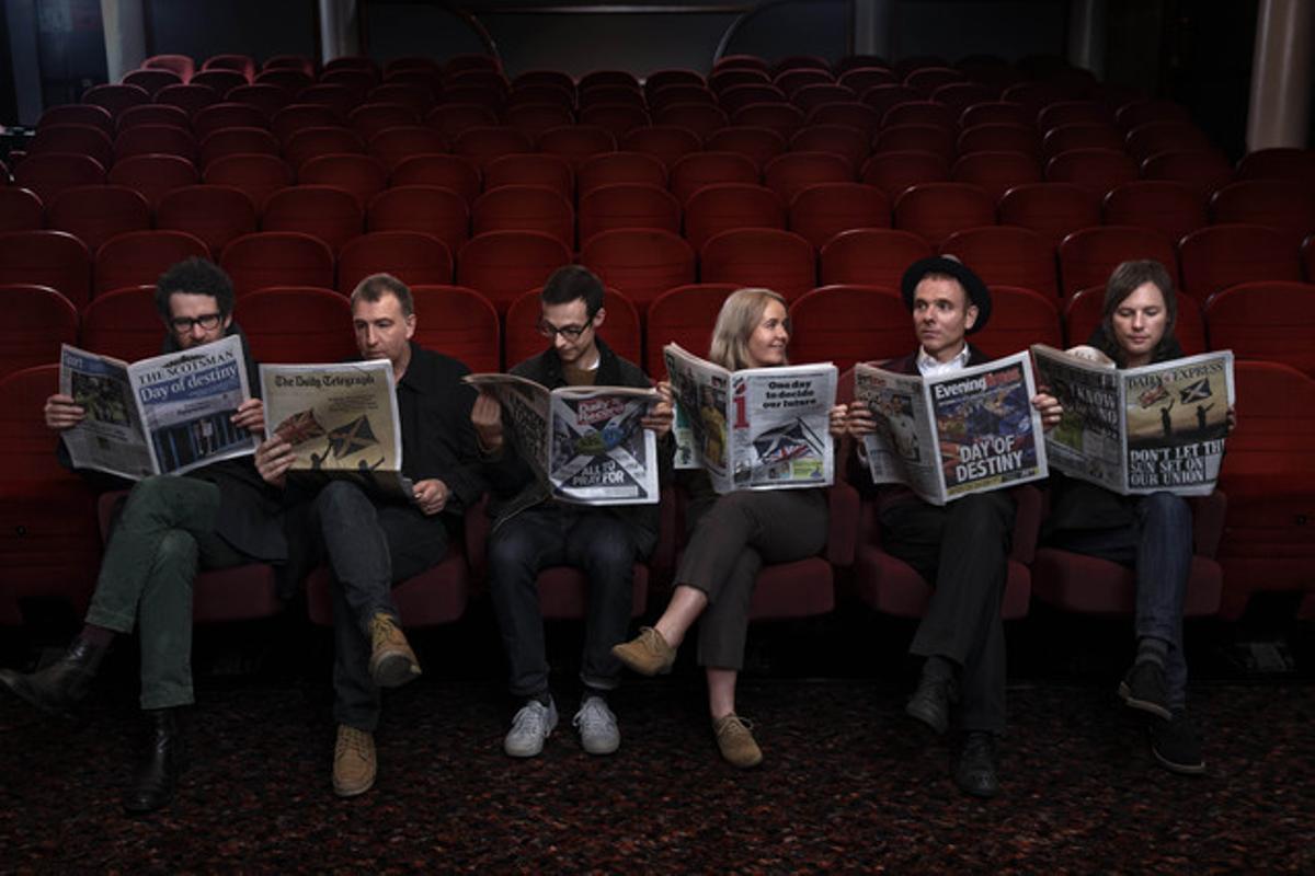 Belle and Sebastian, en una fotografia promocional. El líder del grup, Stuart Murdoch, és el segon per la dreta.